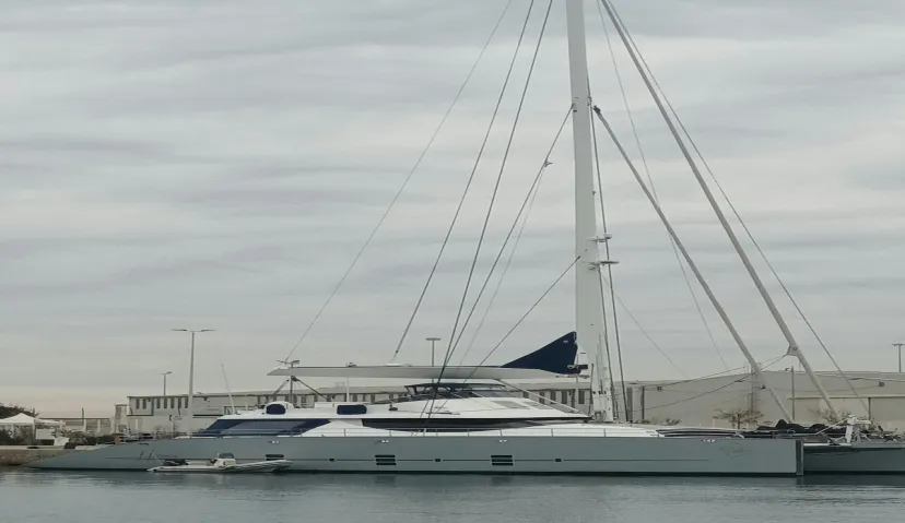 Dubai Luxury Yacht Tour with Live BBQ &amp; Drinks 4